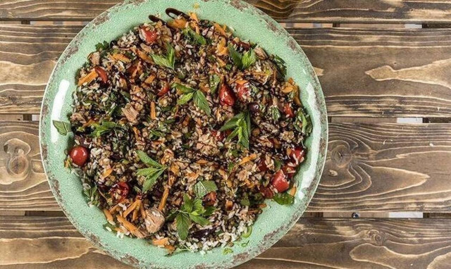 Σαλάτα με φακές, τόνο και ρύζι από τον Άκη Πετρετζίκη