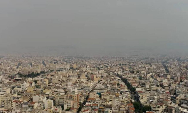 Συγκλονιστικό βίντεο: Ο καπνός και η στάχτη από την μεγάλη φωτιά στον Σχίνο σκέπασαν την Αττική