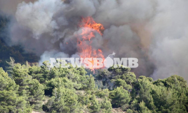 Φωτιά ΤΩΡΑ: Απειλούνται σπίτια στα Παπαγιαννέικα - Δραματικές στιγμές