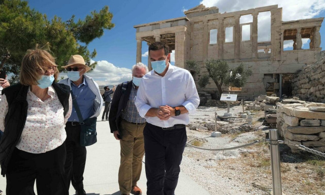 Τσίπρας από Ακρόπολη: Σταματήστε να κακοποιείτε την πολιτιστική μας κληρονομιά