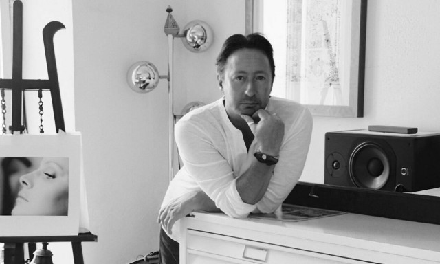 Ο Τζούλιαν Λένον μοιράζεται φωτογραφίες του σε ένα ψηφιακό σόου