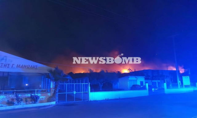 Φωτιά ΤΩΡΑ στα Γεράνεια: Διακοπή ρεύματος στο Αλεποχώρι