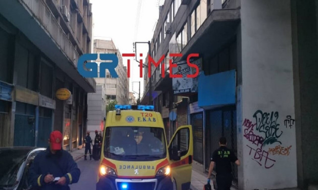 Συναγερμός στη Θεσσαλονίκη: Πυρκαγιά σε διαμέρισμα - Απεγκλωβίστηκαν πέντε άτομα (vid)