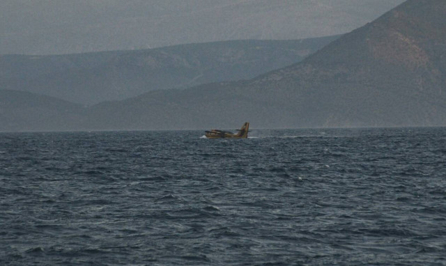 Φωτιά ΤΩΡΑ: Παραμένει δύσκολη η κατάσταση στην Κορινθία - Αγώνας με συνεχείς ρίψεις νερού