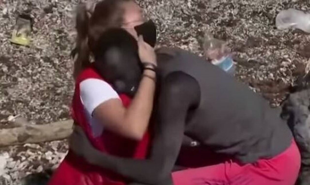 Διασώστρια δέχτηκε επιθέσεις online επειδή αγκάλιασε μετανάστη από τη Σενεγάλη