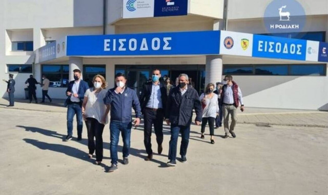 Στο mega εμβολιαστικό κέντρο της Ρόδου ο Χαρδαλιάς: «Είμαστε όρθιοι και θα βγούμε νικητές»