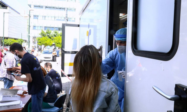 Κορονοϊός: Πού αυξάνονται τα κρούσματα και πού μειώνονται - Οι κόκκινες και οι πράσινες περιοχές