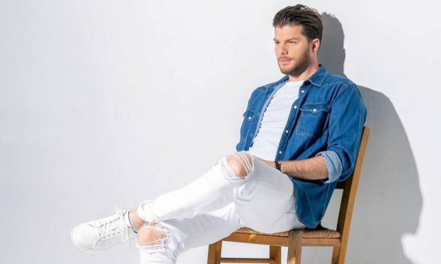 Ο Λούκας Γιώρκας τραγουδάει.... «Για την Ελλάδα»