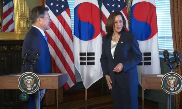 Κάμαλα Χάρις: «Συνελήφθη» on camera να σκουπίζεται μετά από χειραψία με τον Νοτιοκορεάτη πρόεδρο