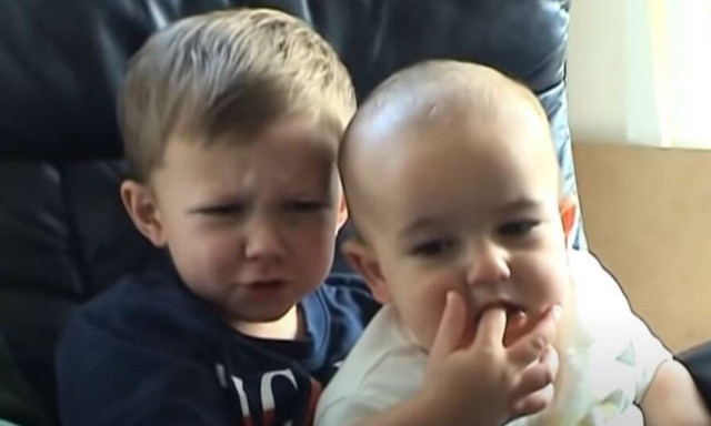 Το viral βίντεο: «Ο Τσάρλι μου δάγκωσε το δάχτυλο» πουλήθηκε σε τιμή-ρεκόρ σε δημοπρασία