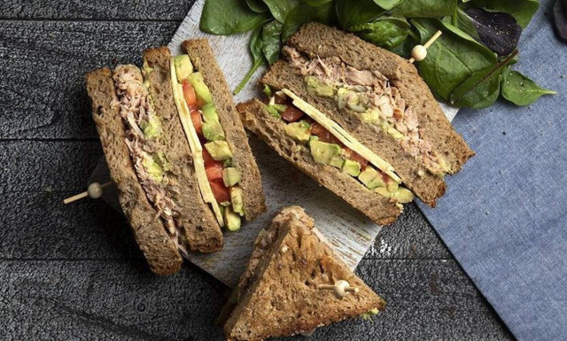 Κλαμπ σάντουιτς με καπνιστό τόνο από τον Άκη Πετρετζίκη