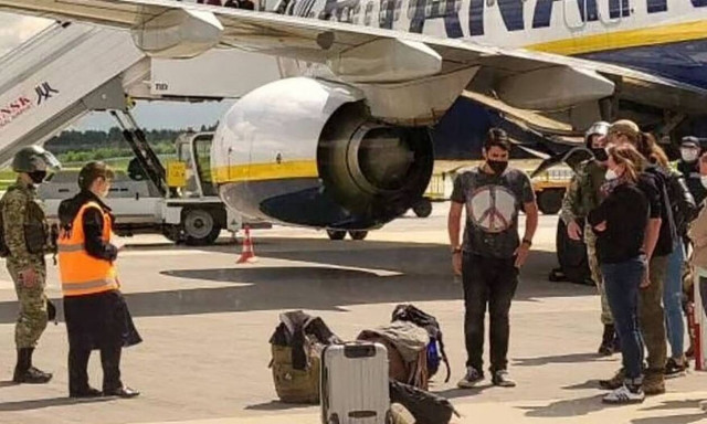 Κρατική αεροπειρατεία: Έτσι συνελήφθη ο Λευκορώσος δημοσιογράφος – Μιλούν επιβάτες της πτήσης