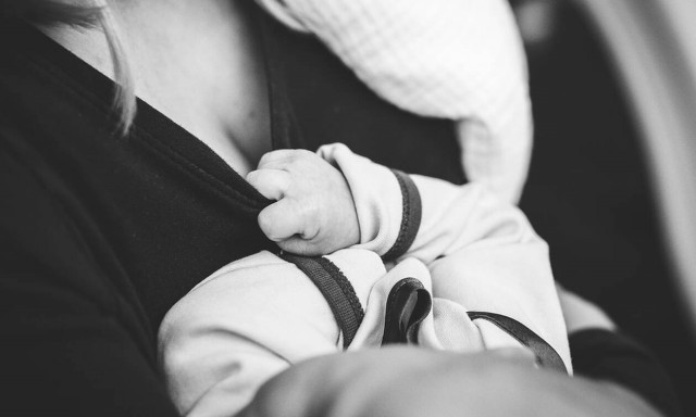 Κορονοϊός: Σύσταση για εμβολιασμό εγκύων με mRNA εμβόλια - Τι ισχύει για τον θηλασμό