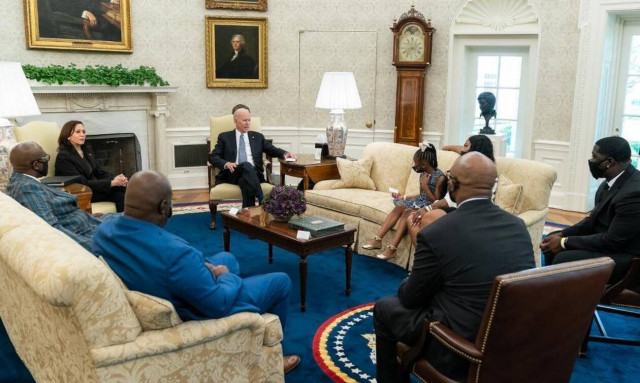 ΗΠΑ: Ο Μπάιντεν επαίνεσε το «αξιοθαύμαστο θάρρος» της οικογένειας του Τζορτζ Φλόιντ