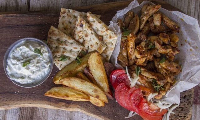 Σπιτικός γύρος κοτόπουλο: Γρήγορος και νόστιμος από τον Άκη Πετρετζίκη