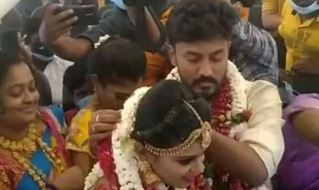 Ινδοί παντρεύτηκαν σε αεροπλάνο με 160 καλεσμένους για να αποφύγουν τους περιορισμούς του lockdown