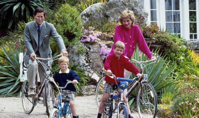 Πρίγκιπας Χάρι: Τον «ξεγύμνωσε» ο βρετανικός Τύπος - Ποιό ήταν το ψέμα που είπε για τον Κάρολο