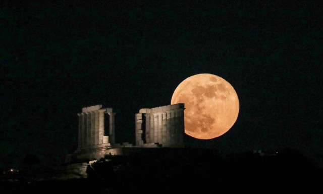 Μαγικές εικόνες από την υπερπανσέληνο και την ολική έκλειψη