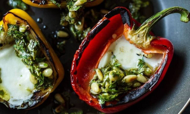 Πιπεριές με μοτσαρέλα, τσίλι και κουκουνάρι - Πεντανόστιμη συνταγή από τον Άκη Πετρετζίκη