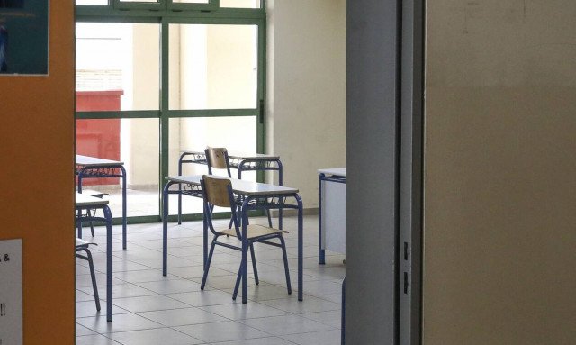 Σάλος με τον σάτυρο δάσκαλο: «Έτσι έσωσα το παιδί μου», λέει πατέρας μαθήτριας (vid)