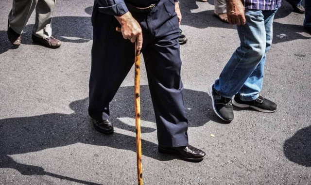«Βόμβα» στις συντάξεις: Είδαν μείωση πάνω από 5.000 συνταξιούχοι - Τι συνέβη