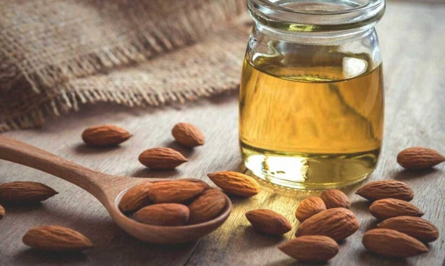 Αμυγδαλέλαιο: Το θαυματουργό λάδι για τη γυναικεία ομορφιά