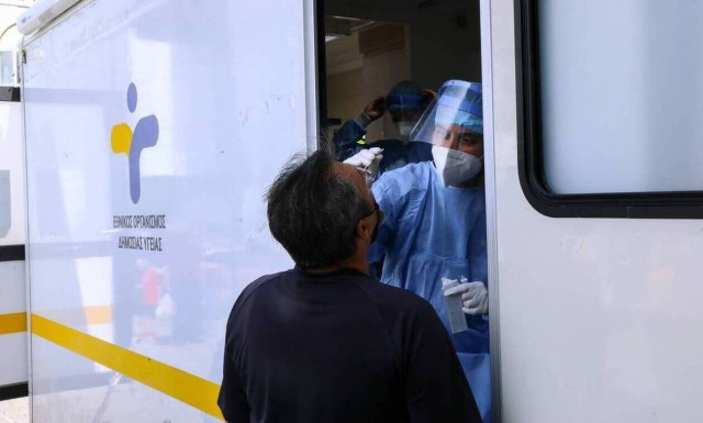 Κρούσματα σήμερα: Στην Αττική οι 939 μολύνσεις -  204 στη Θεσσαλονίκη