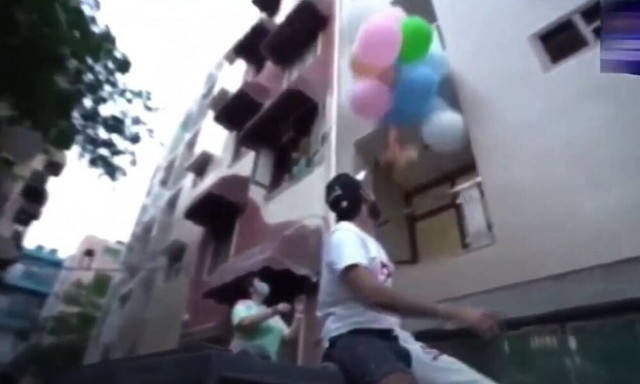 Αδιανότητο: Έδεσε μπαλόνια με ήλιο στον σκύλο του για να πετάξει (video)