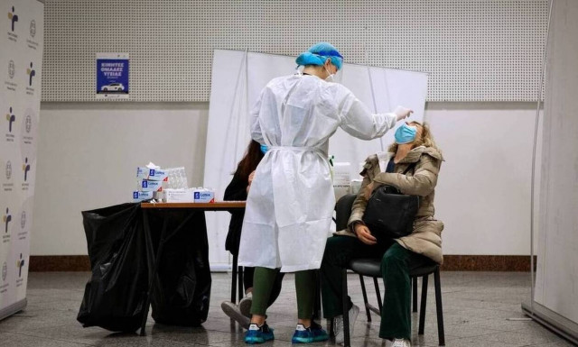 Κρούσματα σήμερα: Στην Αττική οι 804 μολύνσεις -  140 στη Θεσσαλονίκη