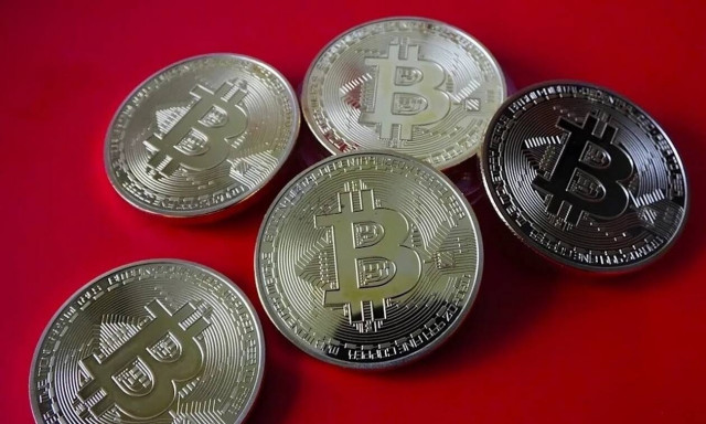 Στα 36.168 δολάρια υποχωρεί το Bitcoin