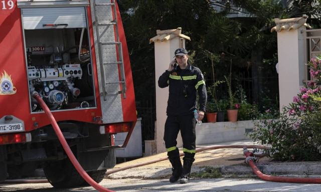Καλλιθέα: Φωτιά σε διαμέρισμα πολυκατοικίας – Εγκλωβίστηκαν ένοικοι