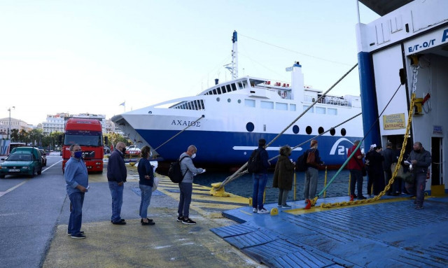 Καταγγελία ΠΟΕΔΗΝ: Πολίτες από την ηπειρωτική Ελλάδα ψάχνουν μονοδοσικά εμβόλια στα νησιά