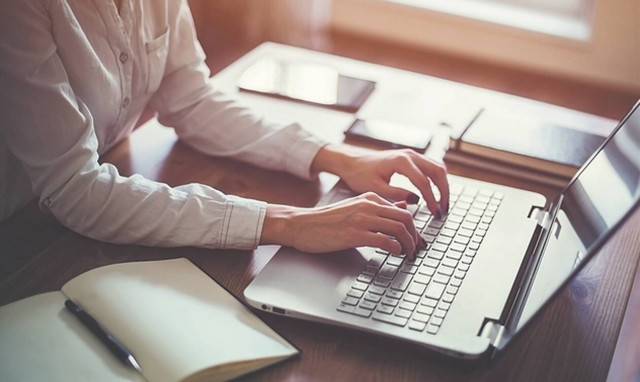 Υποχρεωτική τηλεργασία: Στο 25% από τον Ιούνιο - Τσουχτερά πρόστιμα για εργοδότες