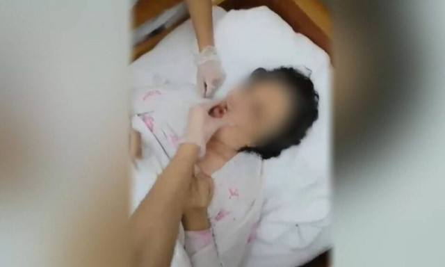 Ντροπή! Σοκαριστικά βίντεο από οίκο ευγηρίας στη Β. Ελλάδα - Κακοποιούν ηλικιωμένους και γελάνε