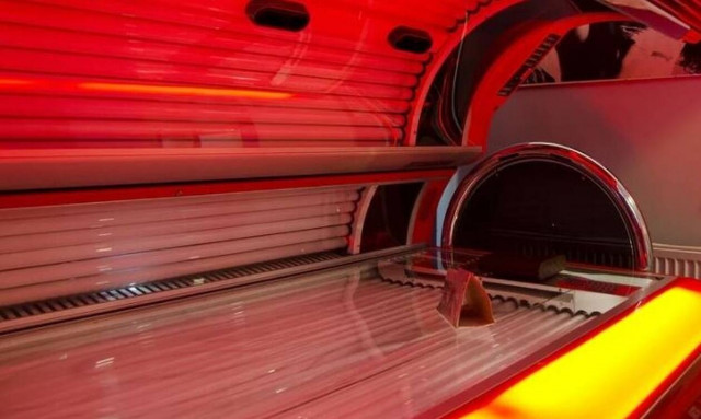 Απίστευτο! Πήγε για σολάριουμ και βρήκε μέσα στον θάλαμο ένα… πτώμα