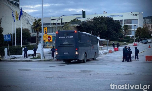 Θεσσαλονίκη: Μπλόκο της ΕΛ.ΑΣ. έξω από το ΑΠΘ για να εμποδίσει προγραμματισμένο κορονοπάρτι