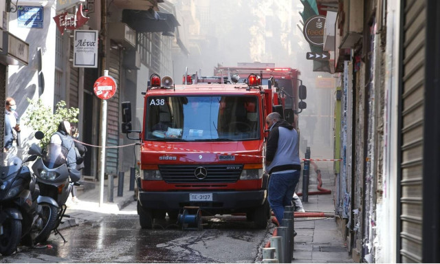 Φωτιά ΤΩΡΑ: Μεγάλη πυρκαγιά σε κτήριο στο κέντρο της Αθήνας - Διακοπή κυκλοφορίας