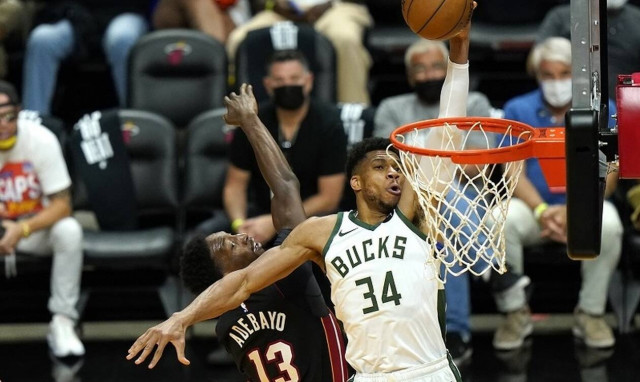 Γιάννης Αντετοκούνμπο: Πρώτο triple double στα playoffs! - «Σκούπισαν» τους Χιτ οι Μπακς (videos)