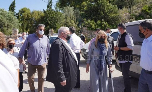 Με μπαστουνάκι η Μαρέβα στο μνημόσυνο – Τι συνέβη στη σύζυγο του Πρωθυπουργού