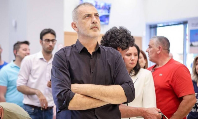 Πειραιάς: Ο Γιάννης Μώραλης επισκέφθηκε την ιστορική τριήρη «Ολυμπιάς» του Πολεμικού Ναυτικού