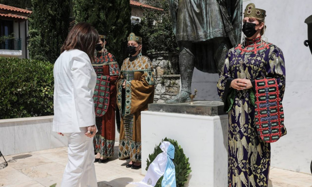 Σακελλαροπούλου από Σπάρτη: Κατέθεσε στεφάνι στον ανδριάντα του Κωνσταντίνου Παλαιολόγου