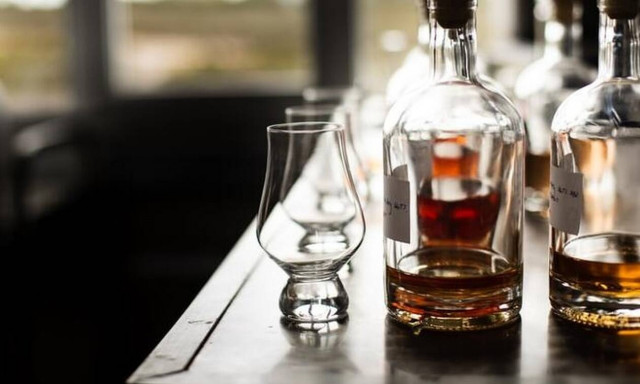 Ανείπωτη τραγωδία στην Ινδία: 25 νεκροί μετά την κατανάλωση τοξικού λικέρ