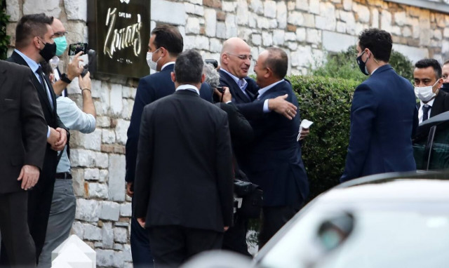 Επίσκεψη Τσαβούσογλου: Οι προκλήσεις στην Θράκη, η αγκαλιά με τον Δένδια και τα τετ-α-τετ στην Αθήνα