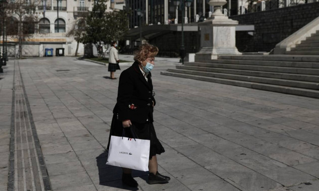 Τζανάκης στο Newsbomb.gr: Πού πρέπει να φοράμε οπωσδήποτε μάσκα και πού είναι ανούσια