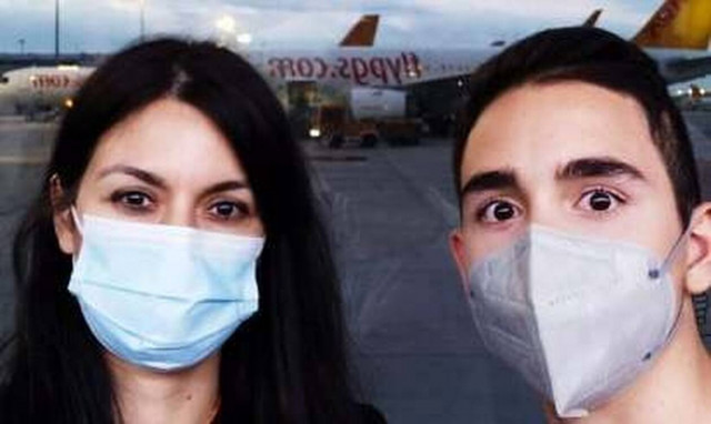 Η κα. Ευσταθιάδου μαζί με τον γιο της