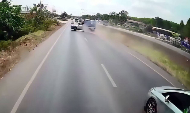 Δείτε τι γίνεται όταν σκάσει ένα λάστιχο σε υπερφορτωμένο αγροτικό