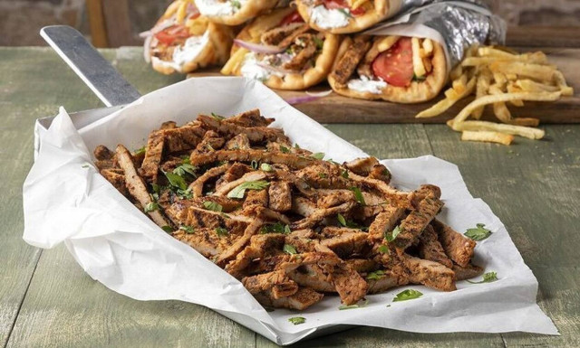 Άκης Πετρετζίκης: Συνταγή για σπιτικό σουβλάκι με γύρο χοιρινό