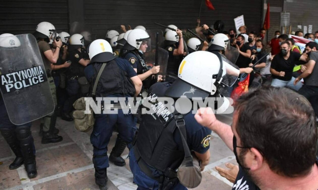 Επεισόδια έξω από το υπουργείο Εργασίας - Οικοδόμοι προσπαθησαν να «τσιμεντώσουν» την είσοδο