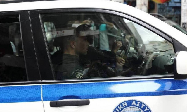 Συναγερμός στη Βουλιαγμένη: Βρέθηκε όπλο πάνω σε βράχια