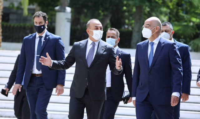 Επίσκεψη Τσαβούσογλου: Ήπιοι τόνοι, διπλωματικοί χειρισμοί και ραντεβού Μητσοτάκη – Ερντογάν